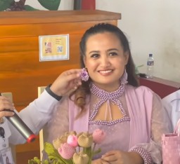 Lina Mukherjee dalam video terbarunya (Memanggil.co/Instagram @linamukhrejee)