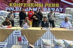 Kabid Humas Polda Jabar Kombes Pol. Jules Abraham Abast (tengah) saat ungkap kasus pupuk palsu di Mapolda Jabar, Kota Bandung, Jumat (22/11/2024) (Memanggil.co/Antara)