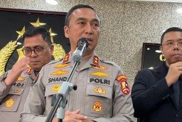 Kadiv Humas Polri Irjen Pol. Sandi Nugroho (tengah) berbicara dengan awak media di Gedung Rupatama Mabes Polri, Jakarta, Senin (25/11/2024) (Memanggil.co/Antara)
