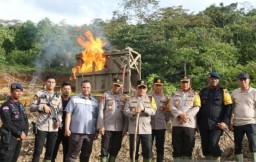 Kapolda Sumbar dan jajaran saat operasi pemberantasan penambangan ilegal di Solok Selatan (Memanggil.co/Antara)