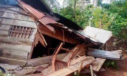 Rumah warga Lampung Barat yang rusak (Memanggil.co/Antara)