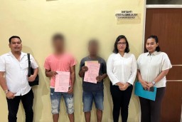 Dua agen yang ditangkap saat hendak memberangkatkan tujuh pekerja migran ilegal ke Malaysia (Memanggil.co/Antara)
