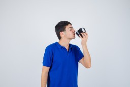 Ilustrasi minum berdiri (Memanggil.co/Freepik)