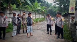 Kapolsek Ciawi, Kompol Agus Hidayat, bersama dengan petugas Satpol PP kabupaten Bogor, tengah memberikan imbauan kepada para joki di sepanjang jalur alternatif menuju Puncak Bogor. ( memanggil.co/ Y. Irawan) 