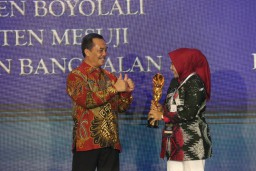 Wakil Bupati Blora, Tri Yuli Setyowati ketika  menerima anugerah penghargaan kabupaten terinovatif (Memanggil.co/Blora.go.id)