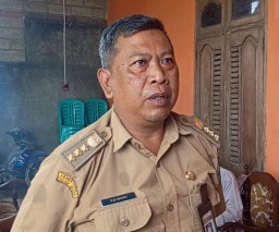 Camat Ngawen Zainuri saat dimintai keterangan terkait pungli di Desa Sarimulyo Blora (Memanggil.co/Ahmad Tohari)