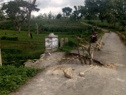 Jembatan di Desa Keser ambrol (Memanggil.co/Ahmad Tohari)