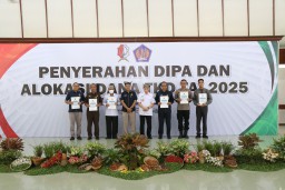 Pj Bupati Bojonegoro Adriyanto menyerahkan Daftar Isian Pelaksana Anggaran (DIPA) dan Alokasi Dana Transfer ke Daerah (TKD) Tahun Anggaran 2025 (Memanggil.co/Ist)