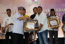 Badan Pendapatan Daerah Kabupaten Bojonegoro memberikan apresiasi kepada pemenang wajib pajak (Memanggil.co/Ist)