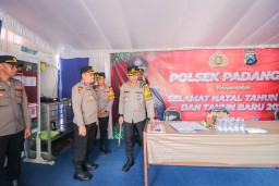 AKBP Mario Prahatinto, melakukan pengecekan terhadap Pos Pelayanan (Pos Yan) dan Pos Pengamanan (Pos Pam), Senin (23/12) (Memanggil.co/Sutopo)