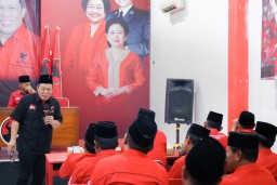 Abidin Fikri saat menggelar sosialisasi bersama pengurus PAC PDI Perjuangan di Kabupaten Bojonegoro Rabu (11/12/2024) (Memanggil.co/Ist)