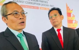 Wakil Ketua KPK Alexander Marwata (kiri) menjawab pertanyaan wartawan di Denpasar, Bali, Senin (2/12/2024) (Memanggil.co/Antara)