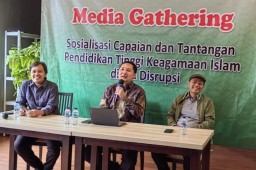 Kepala Subbagian Tata Usaha Direktorat Pendidikan Tinggi Keagamaan Islam Kemenag Ajang Pradita (tengah) dalam media gathering di Jakarta, Selasa (3/12/2024) (Memanggil.co/Antara)