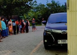Korban meninggal dunia di dalam mobil Toyota Avanza di halaman Indomaret Desa Mernung, Kecamatan Cepu, Kabupaten Blora, Jumat (13/12/2024) siang (Memanggil.co/tangkapan layar)