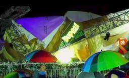 Panggung Pengajian Gus Iqdam ambruk Minggu (15/12/2024) malam (Memanggil.co/tangkapan layar)