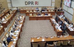 Komisi III DPR RI menggelar rapat dengan Polda Kalimantan Tengah di Kompleks Parlemen, Jakarta, Selasa (17/12/2024) (Memanggil.co/Antara)