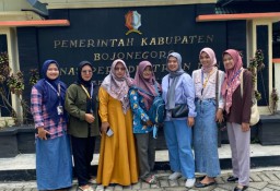 Mahasiswa KKN Universitas Nahdlatul Ulama’ Sunan Giri Bojonegoro ketika memberikan pendampingan kepada pelaku UMKM (Memanggil.co/Sutopo)