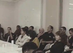 Suasana karyawan divisi produksi ANTV saat menerima keputusan PHK (Memanggil.co/ Tiktok @bapaknyabify)