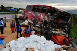 Sejumlah petugas melakukan proses evakuasi bus pariwisata yang terlibat kecelakaan di KM 77+200 Jalan Tol Pandaan-Malang, Lawang, Kabupaten Malang, Jawa Timur, Senin (23/12/2024) (Memanggil.co/Antara)