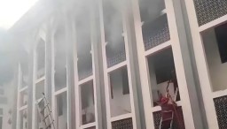 Gedung Rektorat Universitas Islam Negeri (UIN) Syarif Hidayatullah Jakarta di Ciputat Timur, Tangerang Selatan, dilanda kebakaran, Senin (30/12/2024) pagi (Memanggil.co/Antara)