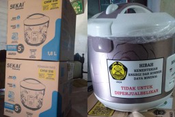 Bantuan rice cooker gratis dari Kementerian Energi dan Sumber Daya Mineral (ESDM) untuk Warga Desa Sarimulyo Ngawen Blora (Memanggil.co/Ist)