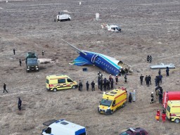 Petugas berada di lokasi kecelakaan pesawat Azerbaijan Airlines di Aktau, Kazakhstan, Rabu (25/12/2024) (Memanggil.co/Reuters)