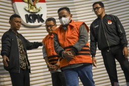 Bupati Situbondo Karna Suswandi (kedua kanan) dan Kepala Bidang Binamarga PUPP Kabupaten Situbondo Eko Prionggo (kedua kiri) usai ditampilkan saat konferensi pers di Gedung Merah Putih KPK, Jakarta, Selasa (21/1/2025) (Memanggil.co/Antara)