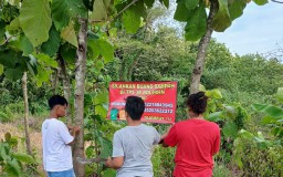 Para pemuda Jiken saat memasang banner ajakan peduli lingkungan. (Memanggil.co/Ist) 