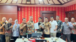 Ketua DPRD Blora, Mustopa bersama jajarannya dan lainnya saat bertemu dengan sejumlah pejabat eksekutif dan legislatif di DPRD Jateng. (Memanggil.co/Ist) 