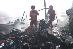 Petugas damkar saat berupaya melakukan pendinginan di Pasar Induk Cepu. (Memanggil.co/Abdul Sobirin) 