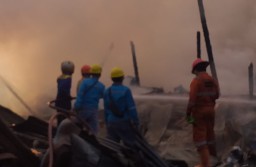 Petugas damkar saat berupaya memadamkan api di Pasar Induk Cepu. (Memanggil.co/Abdul Sobirin) 