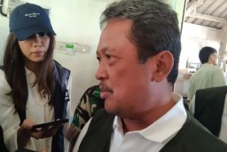 Menteri Kelautan dan Perikanan Sakti Wahyu Trenggono diwawancarai awak media di sela aksi bersih sampah laut di Pantai Kedonganan, Kabupaten Badung, Bali, Minggu (19/1/2025) (Memanggil.co/Antara)