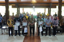 Penyerahan SK pensiun dari Bupati Blora Arief Rohman di Pendopo Rumah Dinas Bupati, Kamis (30/1/2025) (Memanggil.co/Hms)
