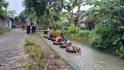 Lurah dan Sekretaris Camat Jepon saat di Dukuh Pelem, RT 01 RW 07, Kecamatan Jepon, Kabupaten Blora (Memanggil.co/Ist)