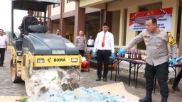 Proses pemusnahan barang bukti berupa minuman keras (miras) dan narkoba di Polres Blora, Kamis (2/1/2025) (Memanggil.co/Hms)