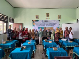Dosen Unugiri saat melaksanakan pengabdian masyarakat di SDN Sranak, Kecamatan Trucuk, Bojonegoro (Memanggil.co/Sutopo)