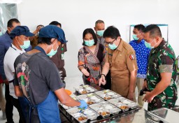 Dandim Bojonegoro dan Pj Bupati Bojonegoro saat memantau makan sehat dan bergizi gratis (Memanggil.co/Ist)