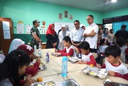 Wakil Ketua MPR, Eddy Soeparno, bersama Penjabat (Pj) Wali Kota Bogor, Hery Antasari, mengunjungi program Makan Bergizi Gratis (MBG) di SDN Kedung Jaya 1, Kota Bogor, pada Kamis (9/1/2025). ( Memanggil.co/ist) 