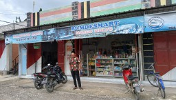 Sekretaris Desa Sukisnan saat menunjukkan BUMDes Mart Plosorejo Blora (Memanggil.co/Desa Plosorejo)