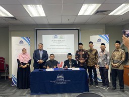 IAI Khozinatul Ulum Blora (IAIKU) dan Universiti Sains Islam Malaysia (USIM) menandatangani Letter of Intent (LoI), Jumat (17/01/2025) (Memanggil.co/IAIKU Blora)