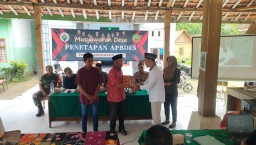 Apresiasi RT dan RW yang purna tugas dalam acara penetapan Anggaran Pendapatan dan Belanja Desa (APBDes), Selasa (23/1/2025) (Memanggil.co/Ist)