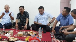 Teguh Widodo (kiri) ketika memaparkan konsep Gibran Center kepada kader dan pengurus Tuban.