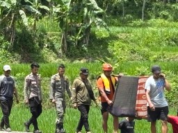 Jasad seorang santri berusia 14 tahun yang ditemukan tenggelam di Situ Rawagede, Kecamatan Tanggeung, Kabupaten Cianjur, Minggu (26/01/2025) (Memanggil.co/Ist)