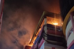 Kebakaran yang diduga bersumber dari tempat hiburan yang berada di lantai 7 dan kafe di lantai 8 (Memanggil.co/Antara)