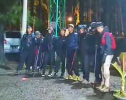 Rombongan pendaki yang dikenai sanksi larangan mendaki Gunung Slamet selama lima tahun (Memanggil.co/Tangkapan layar Tiktok @infogunungslamet)