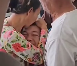 I Wayan Agus Suartama alias Agus Buntung menangis di pelukan sang ibu (Memanggil.co/tangkapan layar)