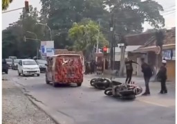 Bentrokan antara organisasi masyarakat (ormas) Pemuda Pancasila dan Gerakan Rakyat Indonesia Bersatu (GRIB) Jaya di Kabupaten Blora, Jawa Tengah, Selasa (14/1/2024) sore (Memanggil.co/tangkapan layar)