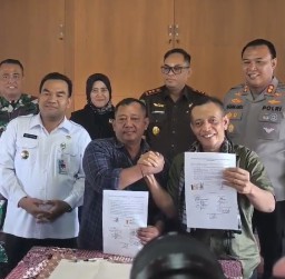 Ketua Pemuda Pancasila (kanan) dan Gerakan Rakyat Indonesia Bersatu (kiri) Blora saat berjabat tangan menandai perdamaian (Memanggil.co/tangkapan layar)
