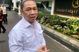 Wakil Menteri Luar Negeri (Wamenlu) Anis Matta melayani permintaan wawancara wartawan selepas sidang kabinet di Kompleks Istana Kepresidenan di Jakarta, Rabu (22/1/2025) (Memanggil.co/Antara)
