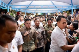 Mayor Teddy saat mendampingi Presiden Prabowo Subianto (Memanggil.co/Prabowo Subianto)